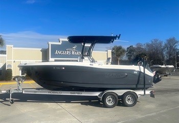 2023 Robalo R202 Explorer Boat
